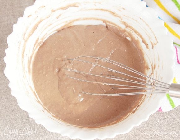 В оставшееся тесто добавить какао-порошок (2 ст. л.), тщательно перемешать. Выпекать в той же форме, что и светлый корж минут 25–40. Готовность также определить лучинкой.