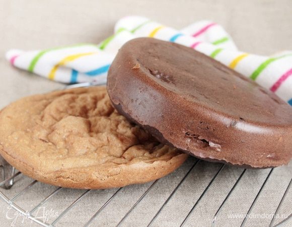 Готовые бисквиты остудить, завернуть в пакетик или пищевую пленку, оставить на «созревание» на несколько часов, лучше на ночь.