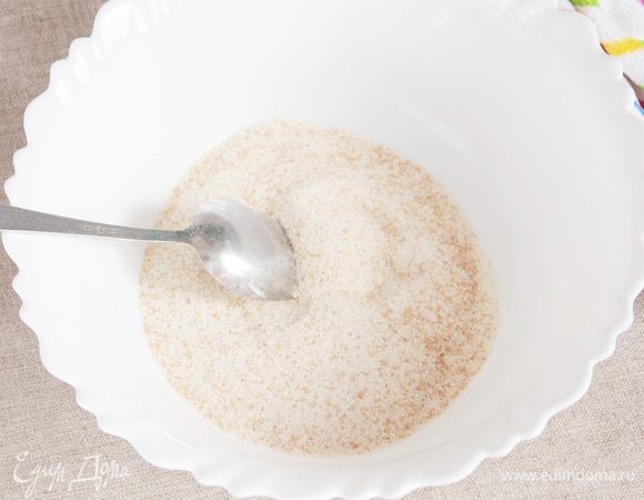 Приготовить крем удобным для вас способом: в кастрюле или сотейнике на плите, или в микроволновой печи. Смешать сначала сухие ингредиенты: сахар тростниковый (6 ст. л.), манная крупа ТМ «Националь» (5 ст. л.), крахмал кукурузный (1 ст. л.), ванилин (1/3 ч. л.) и кислота лимонная (1/3 ч. л.).