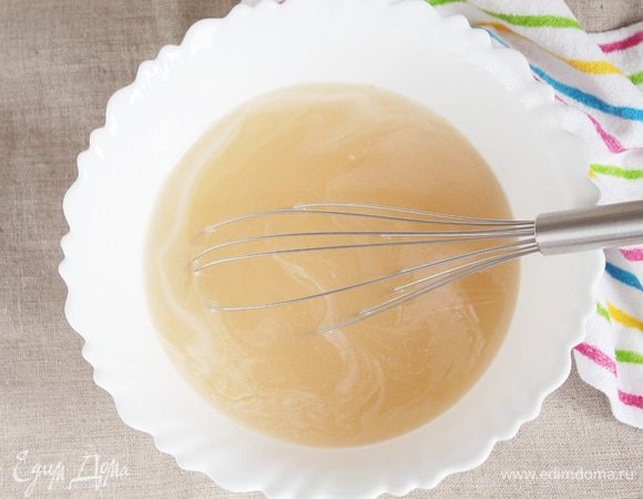 В сухую смесь добавить теплой воды (800 мл), размешать тщательно венчиком. Варить до кисельной густоватой консистенции при помешивании.