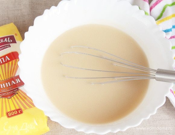 В микроволновой печи варить примерно 6–8 минут на максимальной мощности. Мощность моей микроволновой печи — 800 Вт. Варить циклами и каждый раз перемешивать венчиком: 2 минуты, перемешать, 2 минуты, перемешать, 1 минута, перемешать, 1 минута и так далее до необходимой консистенции. У меня масса не «убегала», но на всякий случай не оставляйте без присмотра. Готовый крем остудить.