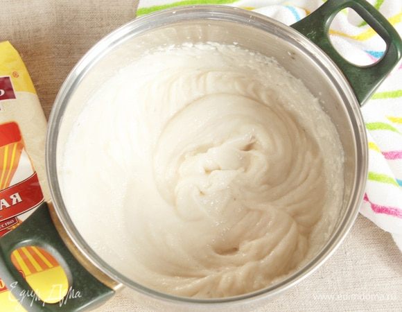 Остывший крем необходимо взбить. Поэтому, если емкость была недостаточно объемной, то крем переложить в емкость большего размера, крем немного увеличится в объеме при взбивании, значительно посветлеет и станет пышным.