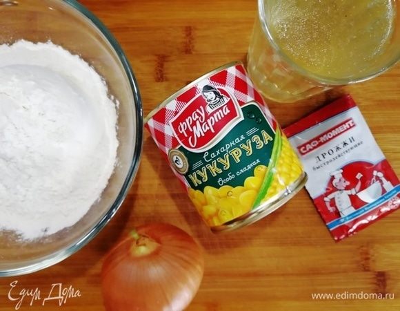 Готовим хлеб. Подготовим ингредиенты. Муку, говяжий бульон (для салата мы варили говядину), дрожжи, кукурузу ТМ «Фрау Марта», соль, сахар и муку.