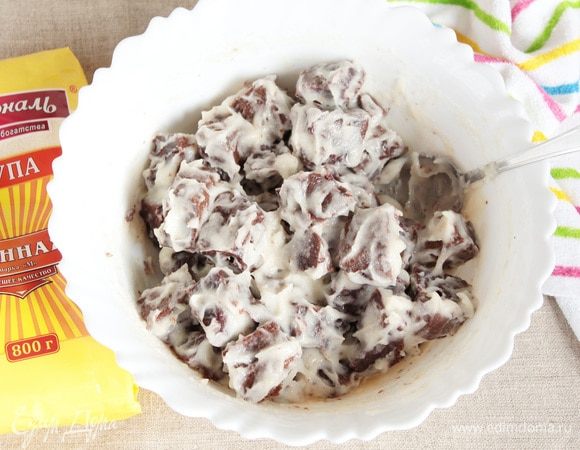 Темный бисквит нарезать небольшими кубиками. Готовлю «Панчо» уже много раз, и мне кажется, что удобнее бисквитные кубики сразу перемешать с кремом, но аккуратно, чтобы их не сломать, и сложить на светлый корж. Так они меньше разъезжаются, и торт стоит устойчивее при формовании. Несколько ложек крема можно оставить, чтобы выложить его сверху на торт. 