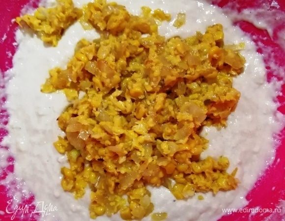 В дрожжевую смесь добавляем немного муки, перемешиваем. Добавляем кукурузу с луком. 