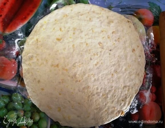 Раскатываем его в пласт.