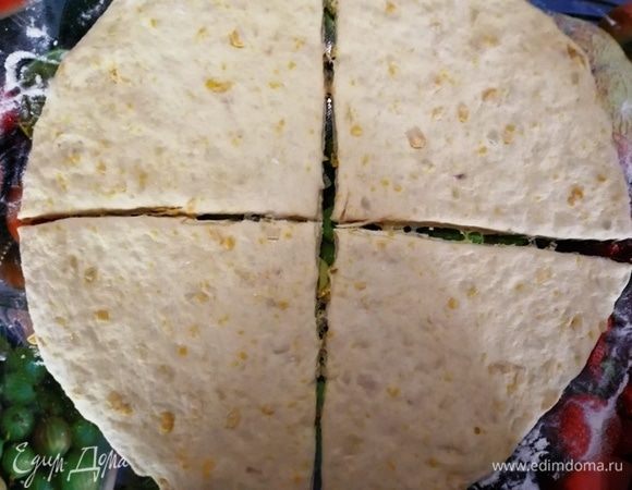 Нарезаем на 4 части.