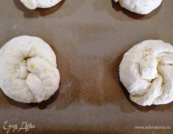 Из каждой части формируем хлебец в форме булочки.