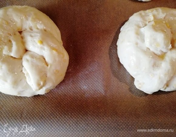 Оставляем на расстойку на 20 минут. Отправляем в духовку, разогретую до 200°С на 20 минут.