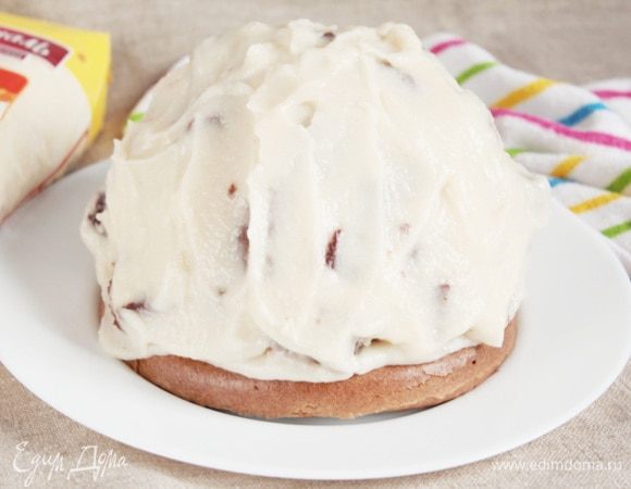 Сложить кусочки пирамидкой на светлый корж и выложить сверху остатки крема. Убрать торт в холодильник на несколько часов, лучше на ночь. По личным наблюдениям, чем дольше торты настаиваются, тем становятся нежнее, а вкус — насыщеннее. Получается цельная композиция, а не вкус крема отдельно, бисквита отдельно.