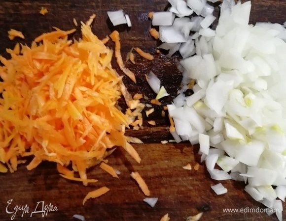 Лук нарежем, морковь натрем. И обжарим в растительном масле до мягкости моркови.