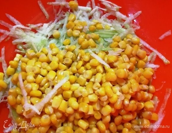 Натрем редьку, вместе с кукурузой выложим в миску.