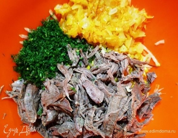 Добавим разобранную говядину, укроп, зажарку, соль, перец и перемешаем.