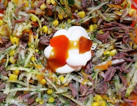 Добавим майонез, острый соус, мед и перемешаем. Салат готов!