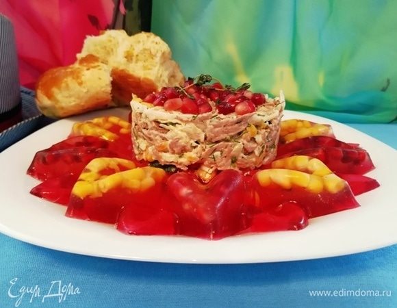 На желе выкладываем салат, хлеб подаем с салатом. Очень сытно и вкусно!