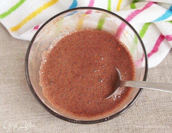 Осталось приготовить глазурь. Смешать сахар тростниковый (4 ст. л.), крахмал кукурузный (1 ст. л.) и какао-порошок (1 ст. л.). Залить холодной водой питьевой (5 ст. л.). Варить удобным для вас способом: на плите или в микроволновой печи. До густоватой консистенции.