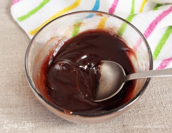 В микроволновой печи в этот раз будет масса активно сбегать. Будет быстрее, чем на плите, но каждый раз при попытке «побега», необходимо остановить микроволновую печь и перемешать глазурь. Варить примерно минуты 2.