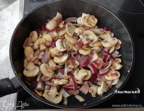 Лук и грибы почистить и нарезать. Обжарить в масле после индейки.