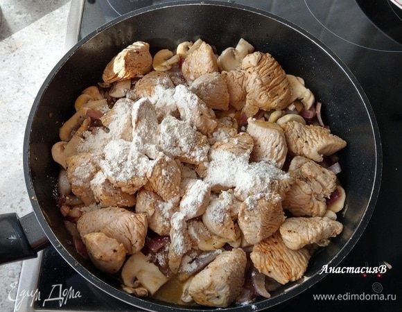 Добавить в сковороду индейку, посыпать мукой, перемешать.