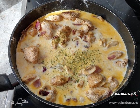 Добавить сухой овощной бульон, молоко, сливки и тушить около 15 минут. Тем временем почистить морковку и порезать ее на небольшие кусочки.