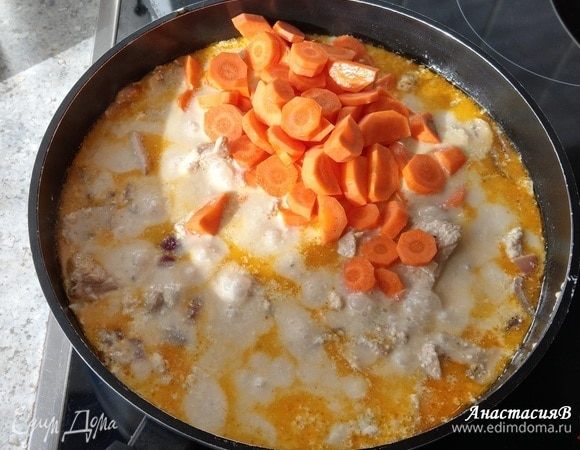 Добавить морковь к гуляшу и тушить дальше еще 10 минут.