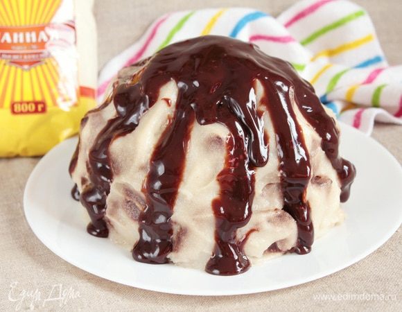 Глазурь остудить и полить ею тортик.