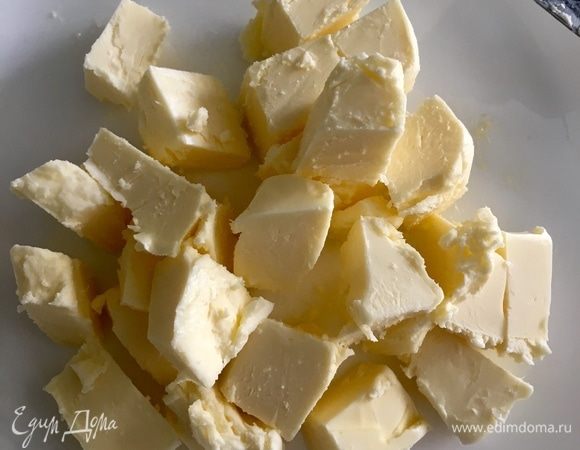 75 г сливочного масла заранее вынуть из холодильника, оно должно быть комнатной температуры, нарезать кубиком.