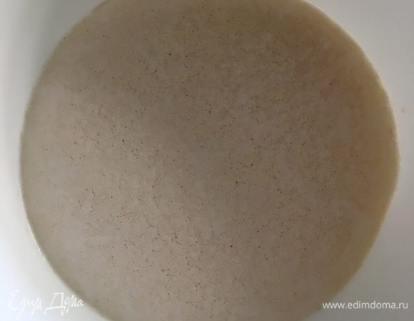 Через 15 мин. дрожжи «заработали», появилась красивая дрожжевая «шапочка».