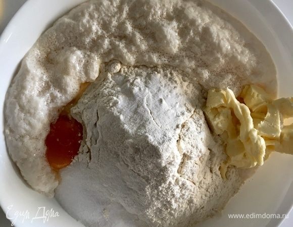 В большой чаше смешиваем подошедшее «дрожжевое молоко», муку, оставшиеся четыре ложки сахара, ванилин, соль и яйцо комнатной температуры.