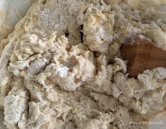 Сперва деревянной ложкой смешиваем все ингредиенты теста, давая возможность им «познакомиться» и объединиться друг с другом. 