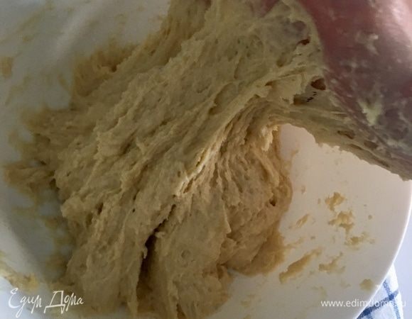 После этого ложку в сторону. Конечно, если у вас есть комбайн с крюком для теста, воспользуйтесь им. У меня такого не имеется, поэтому тесто я замешивала руками. Сначала оно липкое, неоднородное, не собирается в комок. Месить необходимо с силой. Я месила 10 минут.