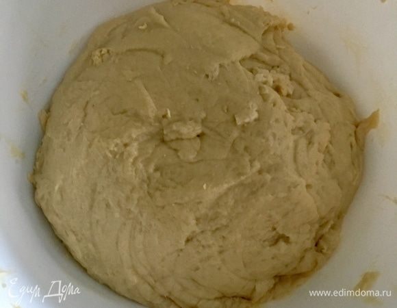 По мере вымешивания тесто прямо в руках оживало, становилось все более и более эластичным, мягким, податливым. Тесто замечательное! Руки сами должны почувствовать тесто, когда можно остановить вымешивание. Придать тесту шарообразную форму, накрыть полотенцем, смоченным в горячей воде и оставить на 30 мин. подходить в теплом месте.