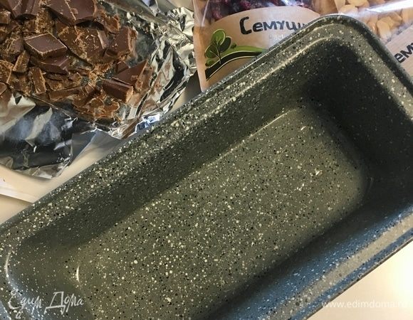 Берем форму кирпичиком, смазываем ее маслом и тоже убираем в холодильник на то время, пока работаем с тестом.