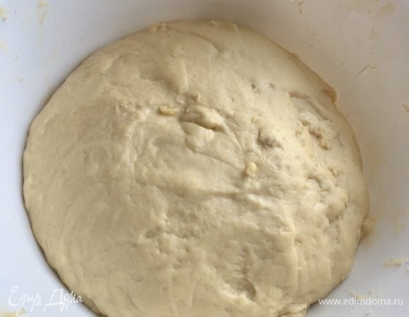 Вот подошедшее округлившееся пышное и сдобное тесто через 30 мин.