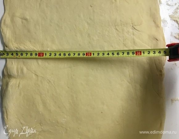 Тесто легко и послушно работает с вами. Нужно раскатать его в прямоугольник величиной 35х45 см. Вот опять рулетка на кухне.