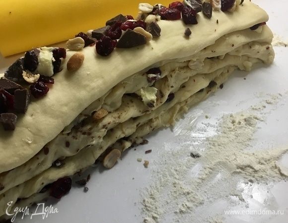 Аккуратно складываем полосы одна на другую. Нестрашно, если начинка немного будет выпадать, мы ее потом опять спрячем.