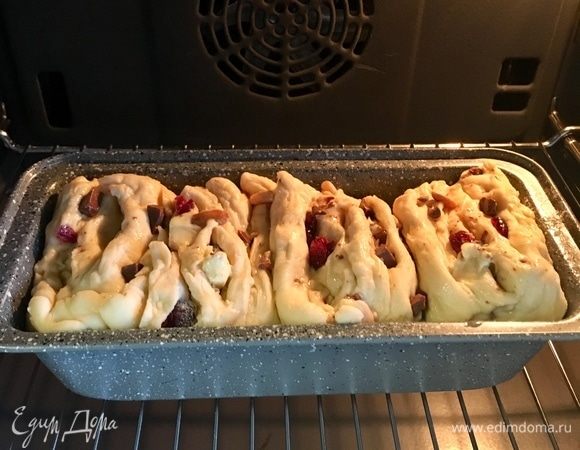 Разогреваем духовку до 200°С. Отправляем форму в духовку и печем 20–25 мин. до зарумянивания верхушки хлебушка. Затем накрыть бумагой для выпечки и печь еще минут 20. 