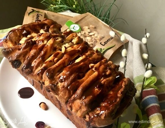 Готовый хлеб остудить в форме. Затем аккуратно извлечь. Покрыть глазурью. У меня глазурь двойная. Сначала растопила абрикосовый джем, прошлась кисточкой по всей поверхности моего отрывного красавца. Затем в кипятке растворила какао и сахарную пудру. Сладость регулируется под ваш вкус. И шоколадную глазурь разбрызгала хаотично сверху.