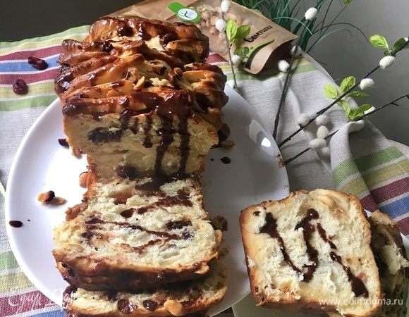 Давайте скорее разрежем наш Zupfbrot! Под хрустящей и загорелой корочкой открывается взору сначала аппетитнейший сдобный волокнистый, абсолютно не сухой мякиш! Крапинки орешков, клюквы и шоколада очень-очень друг с другом подружились.