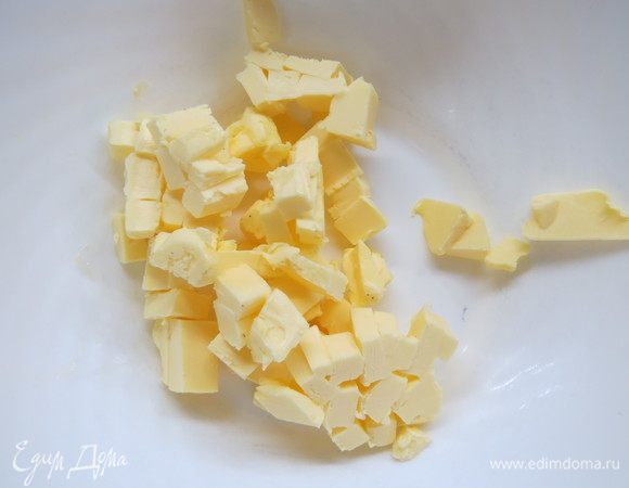 Готовим песочное тесто. Холодное масло мелко порубить. 