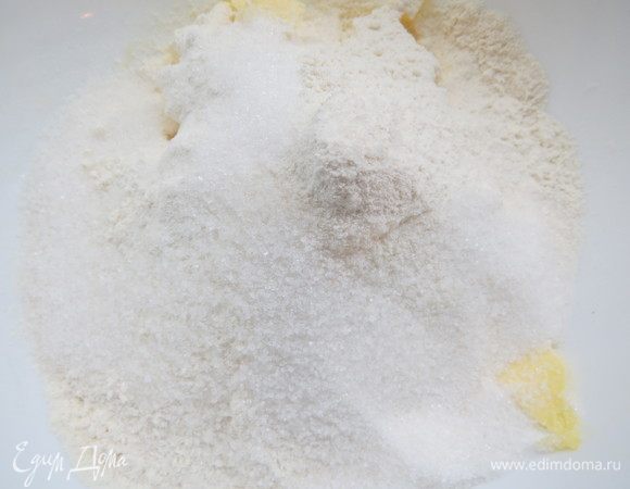 Смешать муку, сахар, соль и масло, тщательно порубить до крупной крошки.