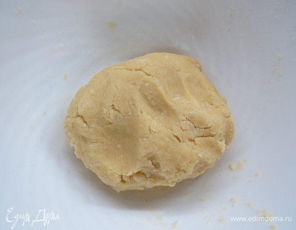 Завернуть тесто в пищевую пленку и убрать в холодильник на 30 минут.