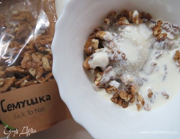 Готовим сливочно-ореховую начинку. Грецкие орехи ТМ «Семушка» и сахар растереть со сливками, добавить белок, взбить блендером.