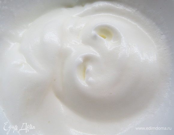 Белки взбить в крепкую пену, всыпать оставшийся сахар, взбивать до устойчивых глянцевых пиков.