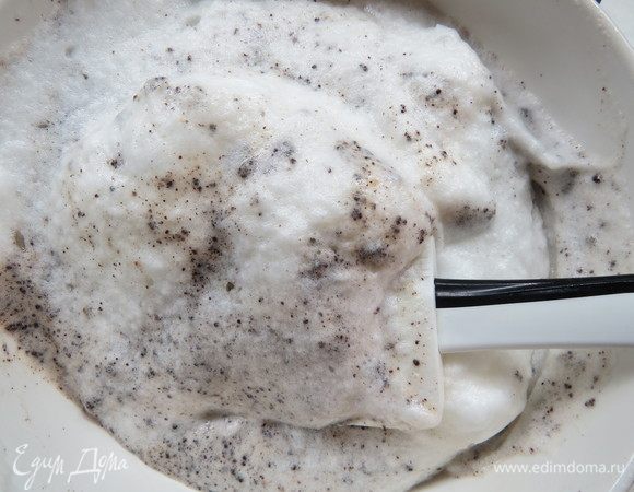 Аккуратно взбитые белки с маковой массой, добавить молотые орехи и сухари, вымесить до однородности.