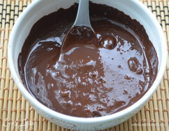 На водяной бане растопить горький шоколад 100 г со сливочным маслом.