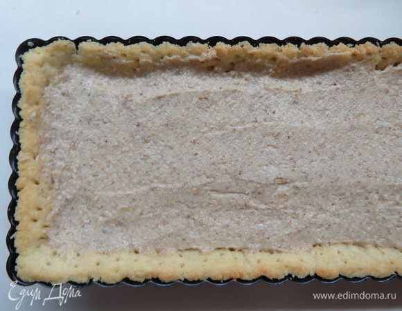 На подпеченную основу выложить орехово-сливочную начинку.