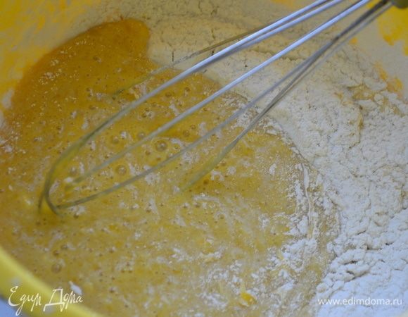 Муку просеять (ст. л. с бугром), смешать с разрыхлителем (разрыхлитель лучше взять 0,5 ч. л. ). Яйца взбить с сахаром до белого цвета. Соединить яйца с мукой.