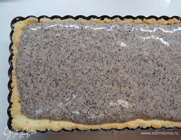 На орехово-сливочную начинку вылить маковую начинку.
Выпекать в разогретой до 180°С духовке около 40 минут.