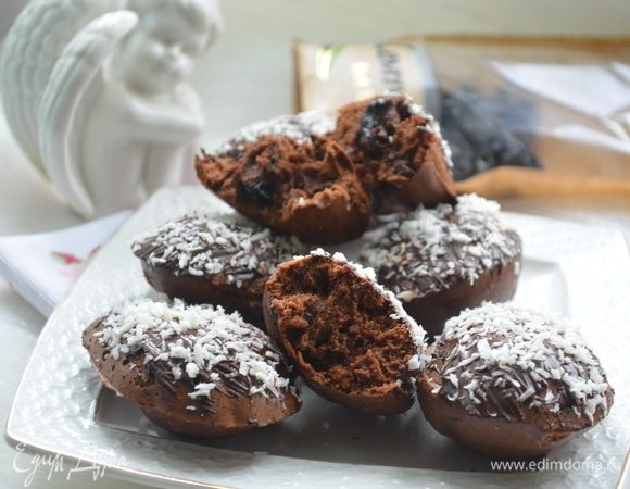 Разложить тесто в силиконовые формочки, выпекать в разогретой духовке при 200°С в течение 15 минут.На водяной бане растопить шоколад 50 г, обмазать им кексы, сверху посыпать кокосовой стружкой (кондитерской посыпкой).
Поставить в холодильник на 5 минут, чтобы шоколад застыл.